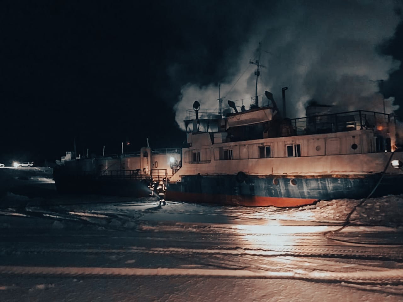 Речное судно загорелось в районе дамбы в Якутске