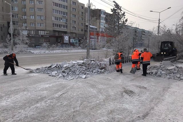 Работу по очистке тротуаров от снега усилят в Якутске