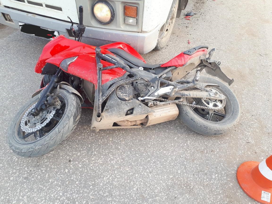 Мотоциклист упал на дороге и столкнулся с автобусом в Якутске