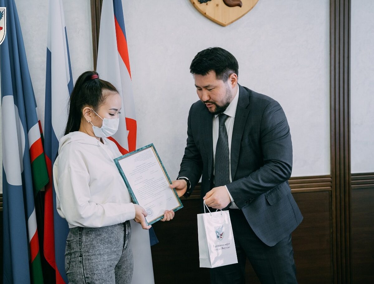 Детям-сиротам вручили жилищные сертификаты в Якутске