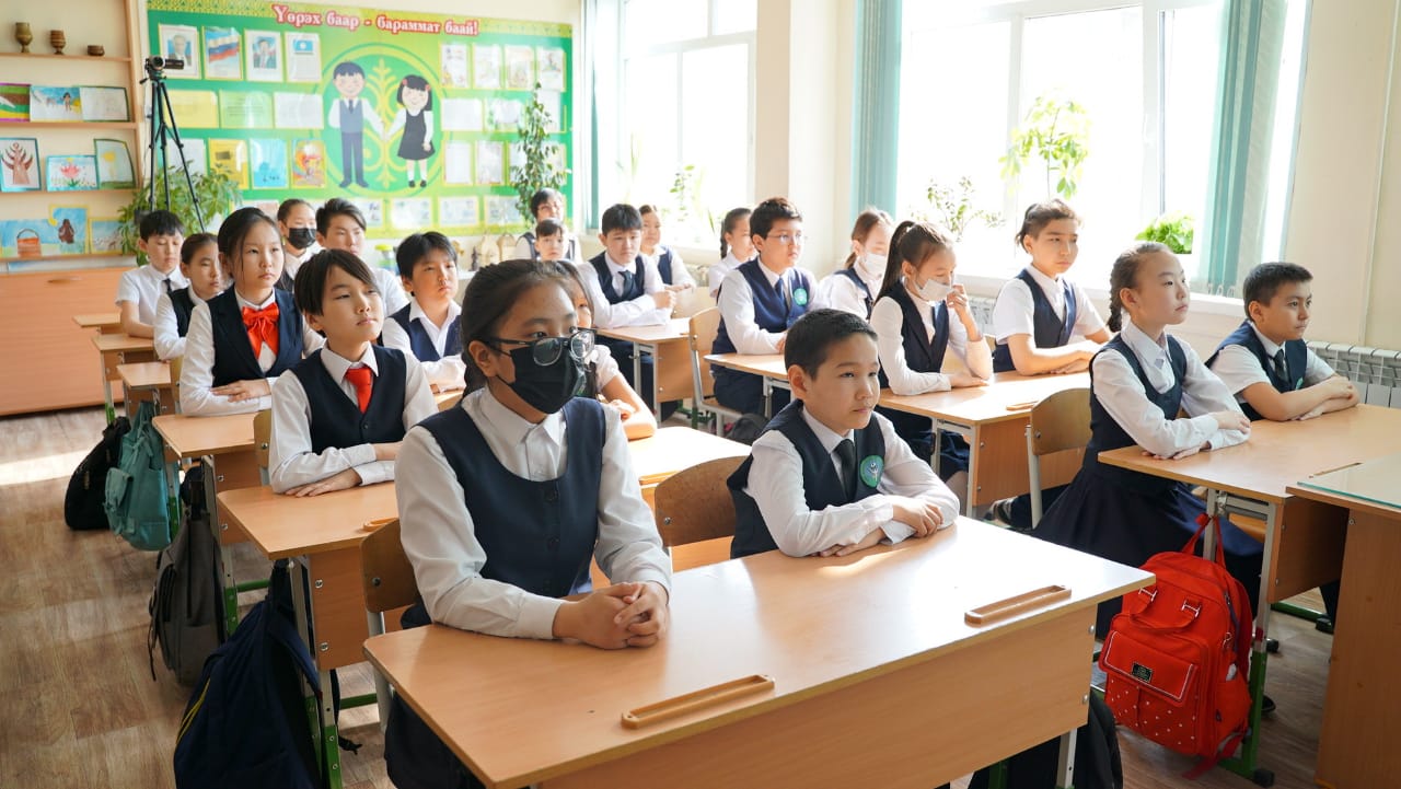 Уроки патриотизма проходят в якутских школах в преддверии 100-летия ЯАССР