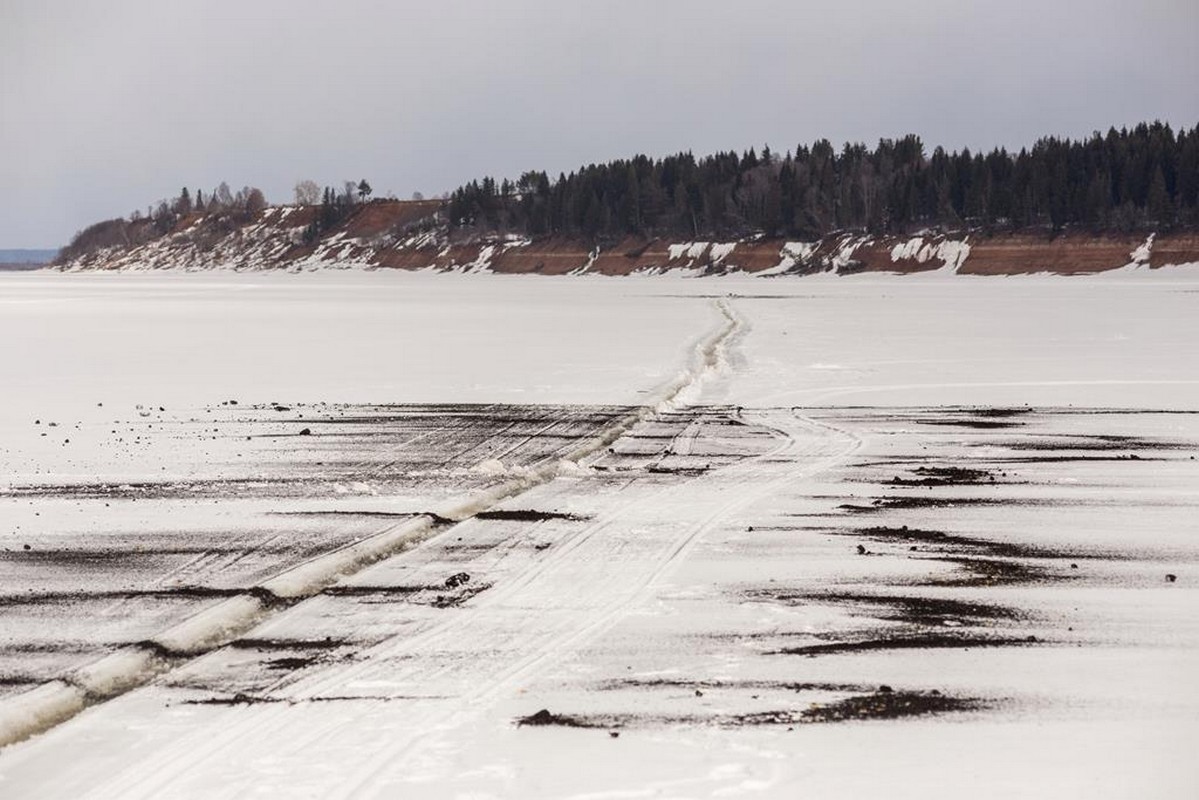 Чернение льда и прокладку минерализованных полос ведут в Ленском районе Якутии