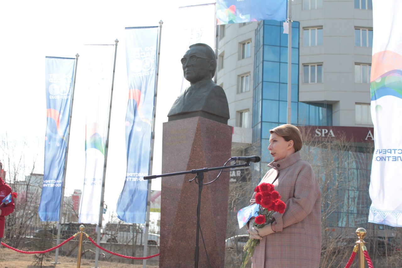 Цветы к памятнику Гавриилу Чиряеву возложили в Якутске