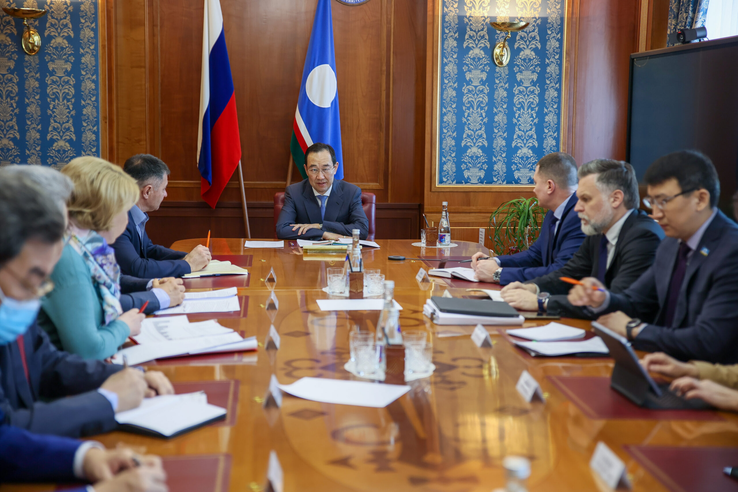 Глава Якутии поручил ускорить внедрение федеральных антикризисных мер в регионе