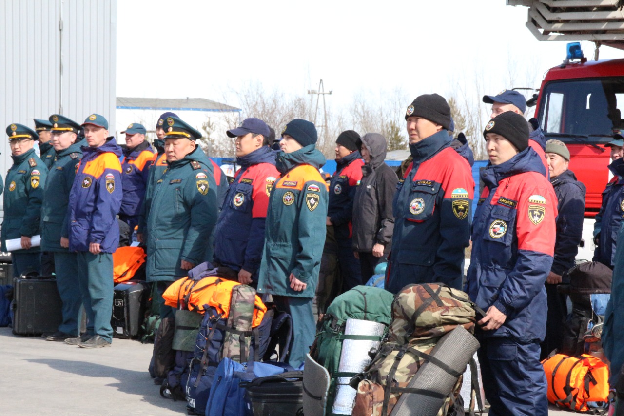 Спасатели выехали на места дислокации для контроля половодья на реках Якутии