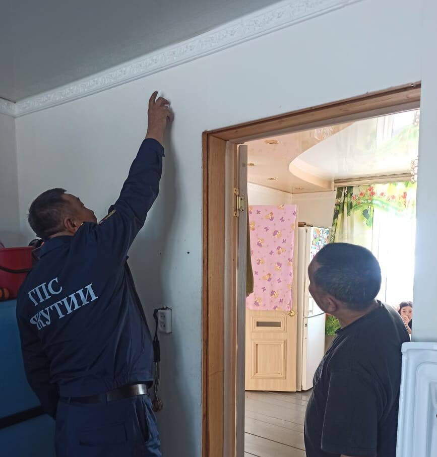 Пожарные извещатели установили в домах многодетных семей в пригородах Якутска