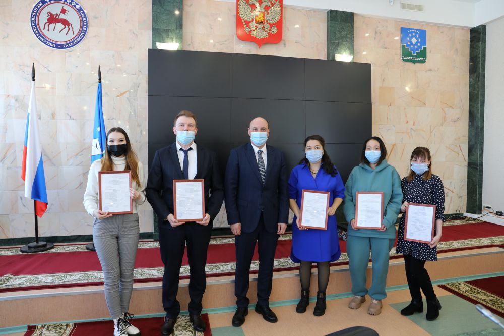 Первые жилищные сертификаты вручили детям-сиротам в Мирнинском районе Якутии