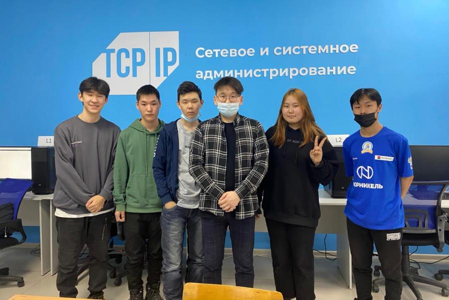 Якутских школьников обучили профессии оператора ЭВМ
