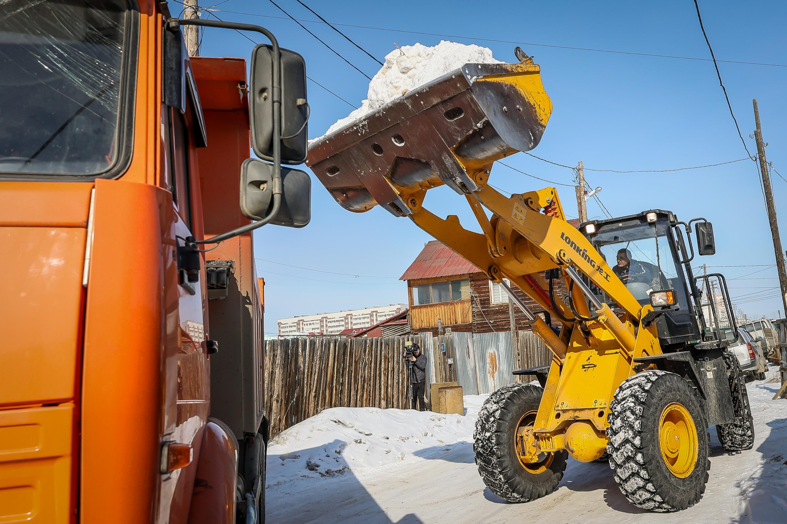 Волонтеры вывезли снег со двора многодетной матери в Якутске
