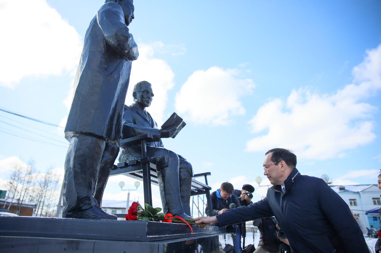 Глава Якутии возложил цветы к памятнику Семену и Софрону Даниловым в Горном районе