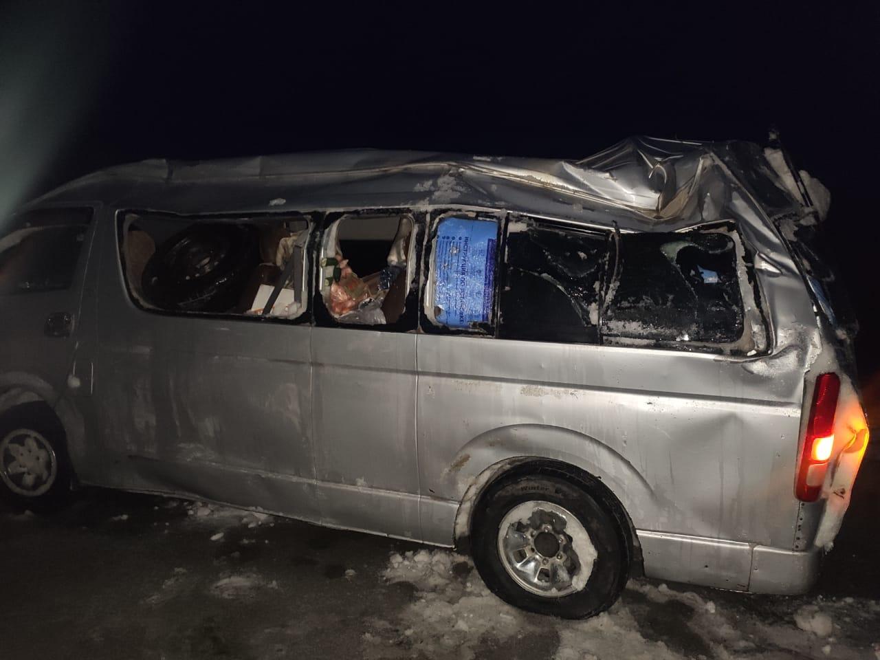 Два человека пострадали при опрокидывании микроавтобуса в Горном районе Якутии