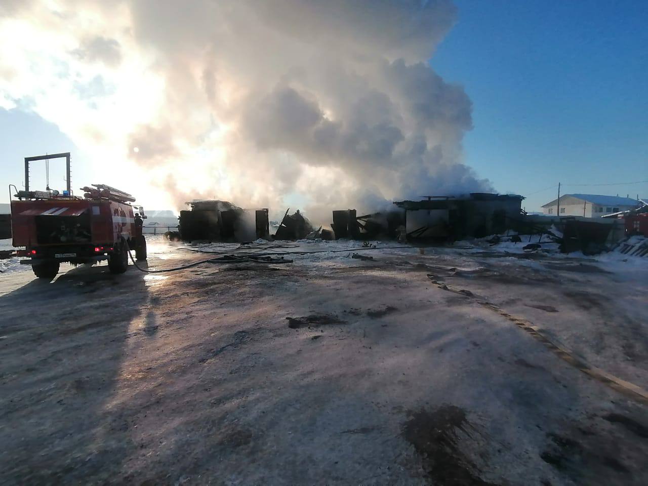 Гараж и восемь единиц техники сгорели в якутском Верхоянске