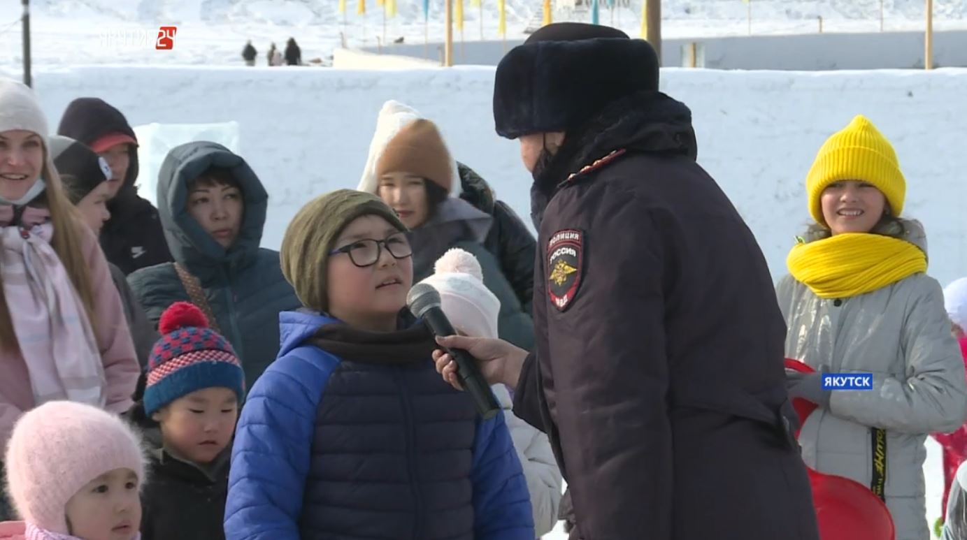 Сотрудники ГИБДД провели викторину по ПДД для детей в ледовом городке Якутска