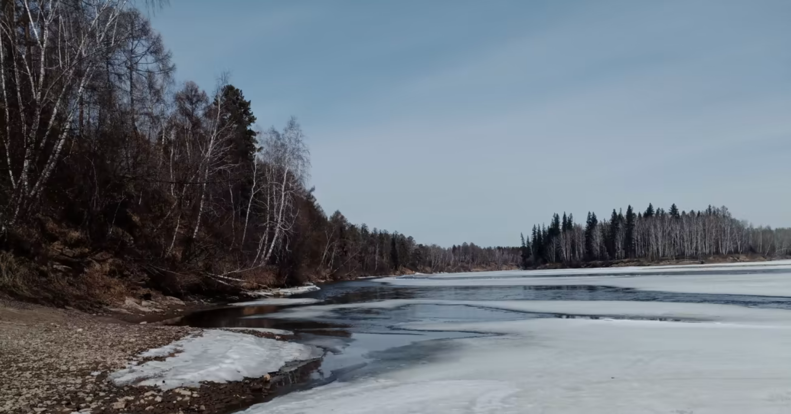 Лед разрушается на реке Лене в Иркутской области