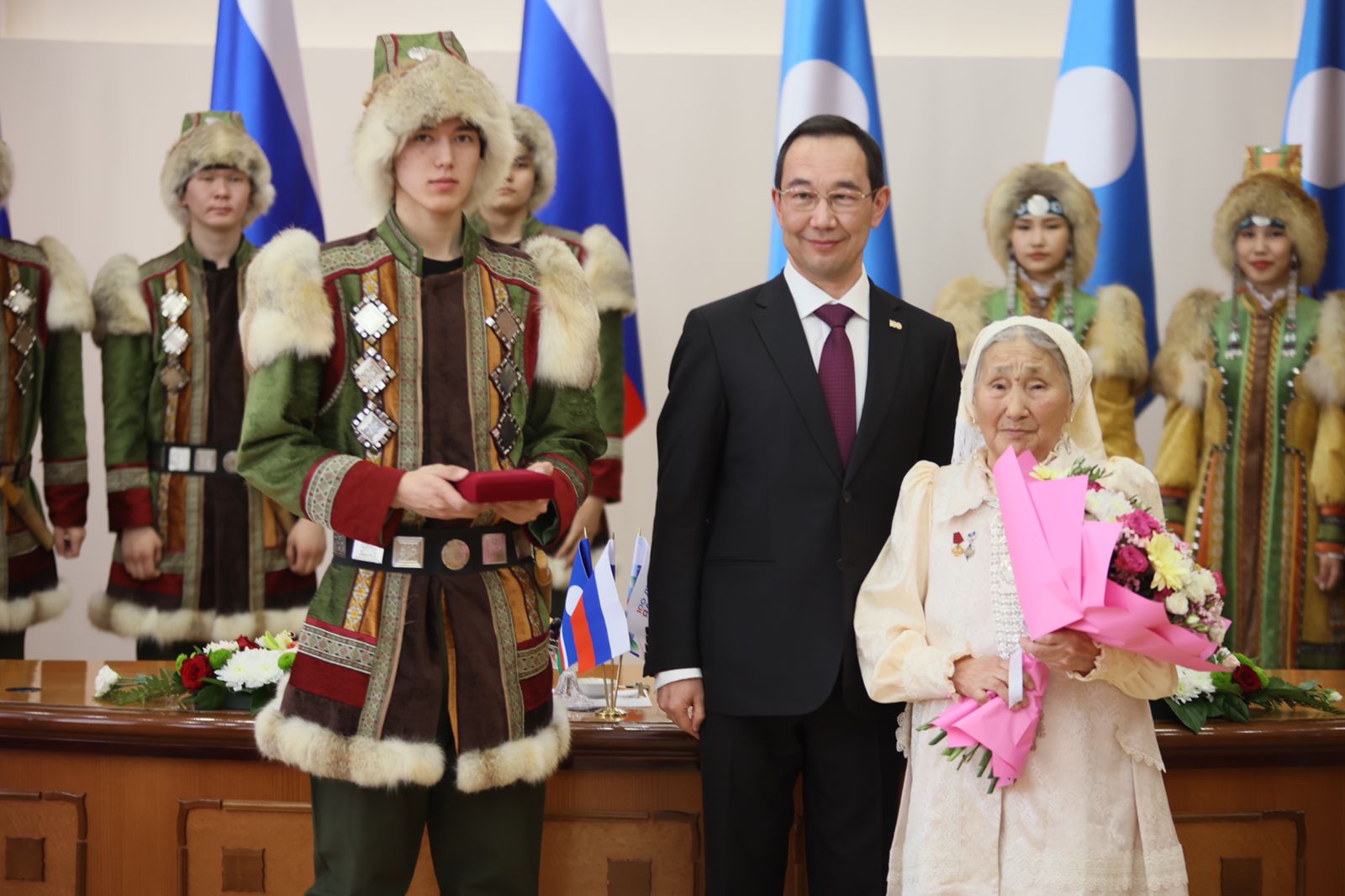 Глава Якутии вручил государственные награды в День республики
