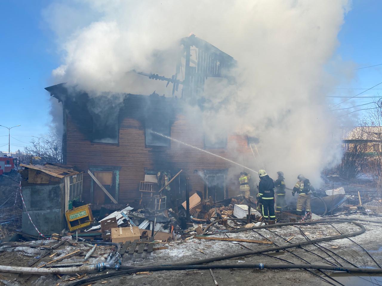 Крупный пожар произошел в двухэтажном расселенном доме в Якутске