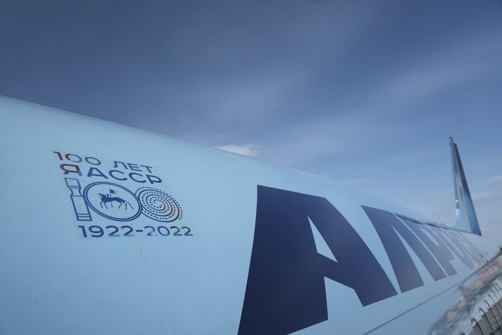 Boeing авиакомпании АЛРОСА украсили символами 100-летия ЯАССР