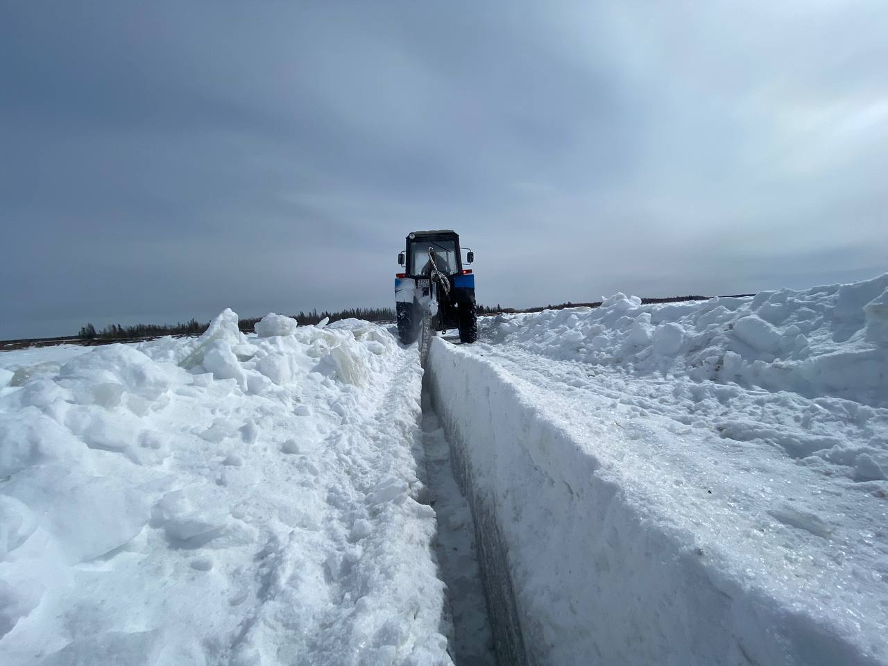 Распиловку льда завершили на реках Якутии