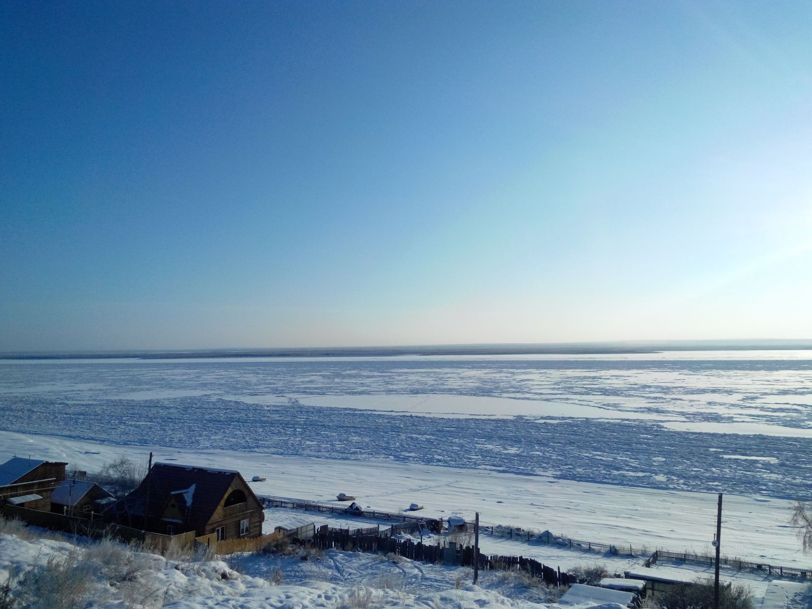 Затонувшие понтоны подняли на реке Лене в Якутии