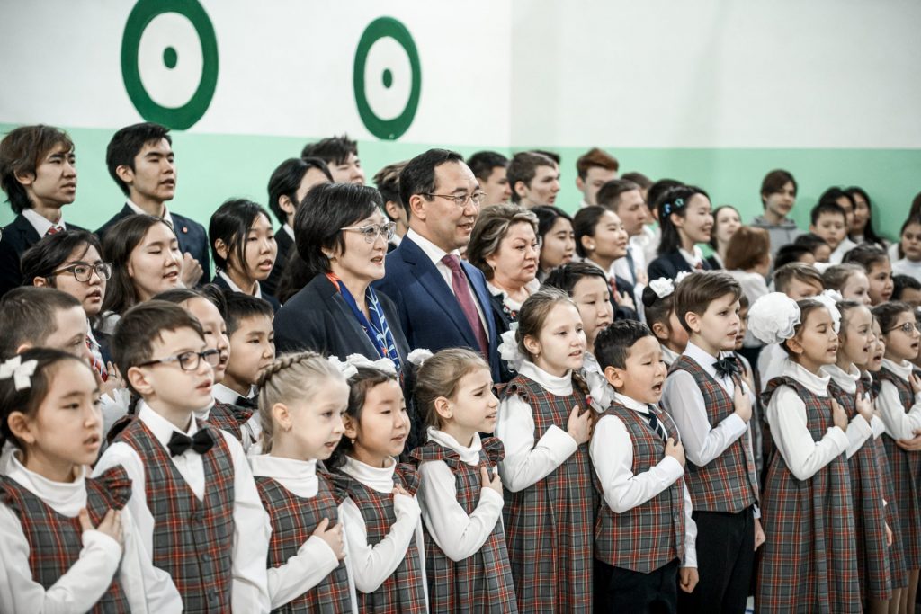 Школьники будут начинать учебную неделю с гимна и поднятия флага России