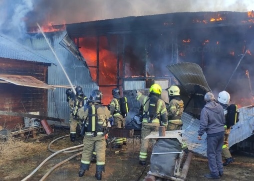 Крупный пожар произошел в гараже по улице Чехова в Якутске