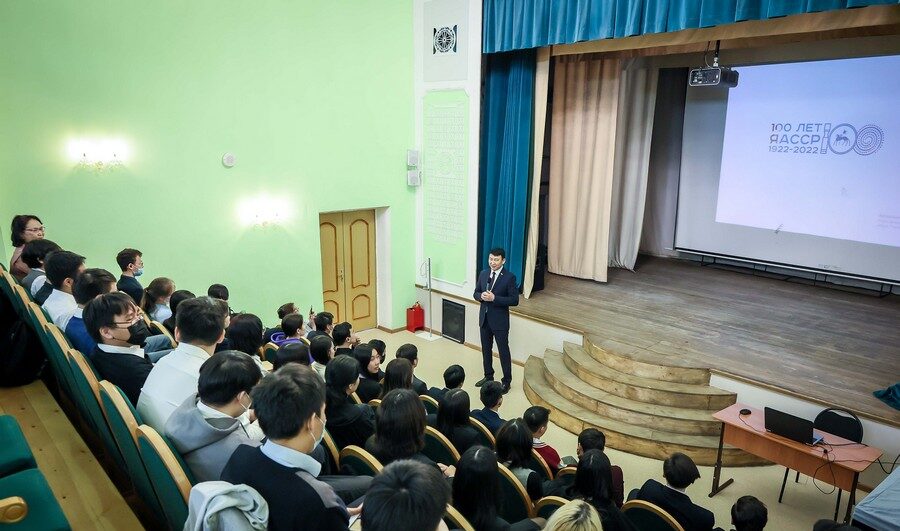 Историю становления Якутии рассказали старшеклассникам столичной школы №2
