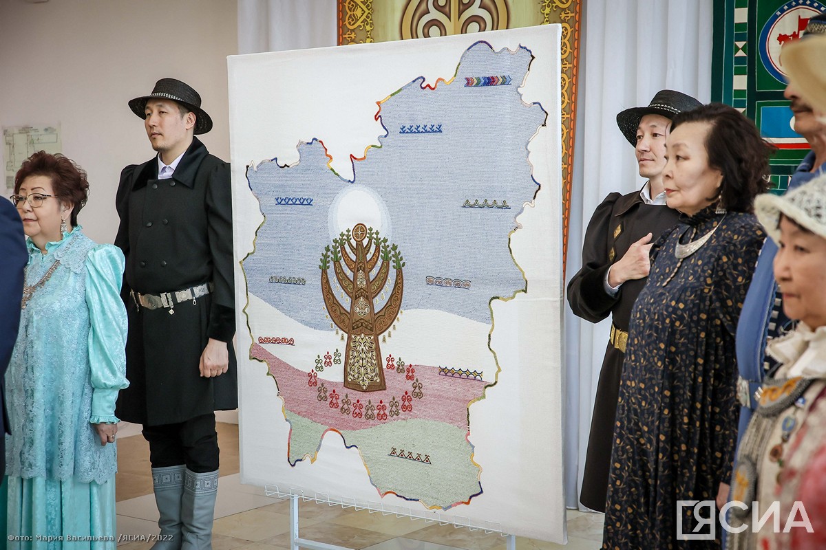 Мастерицы представили вышитую вручную карту Якутии