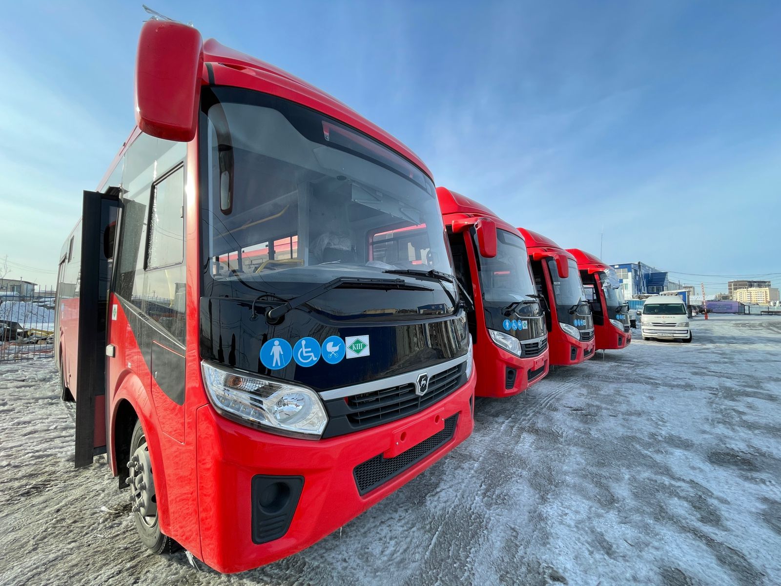 Еще одна партия из 20 красных автобусов типа КАВЗ прибыла в Якутск ⠀