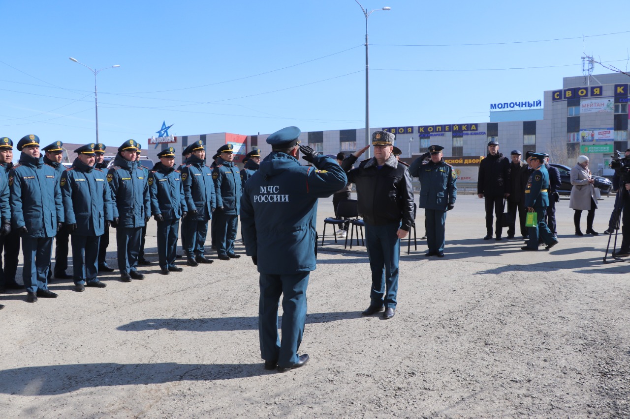 26 сотрудников МЧС России наградили в Якутии в преддверии Дня пожарной охраны
