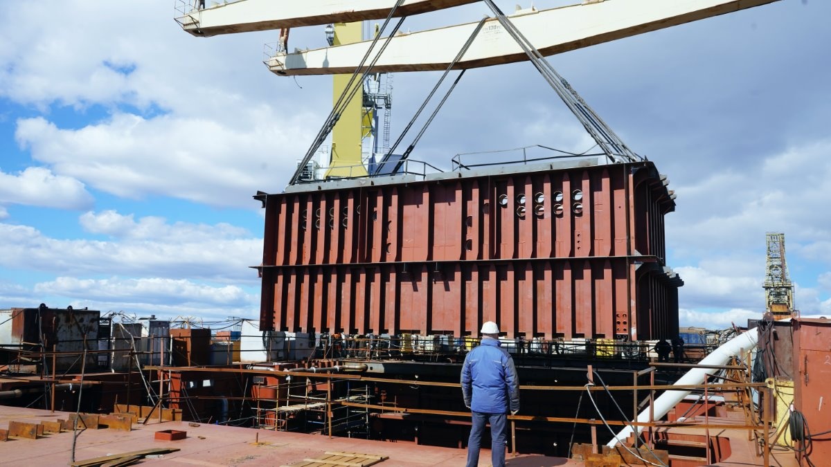 Саркофаг для атомного реактора загрузили на атомный ледокол «Якутия»