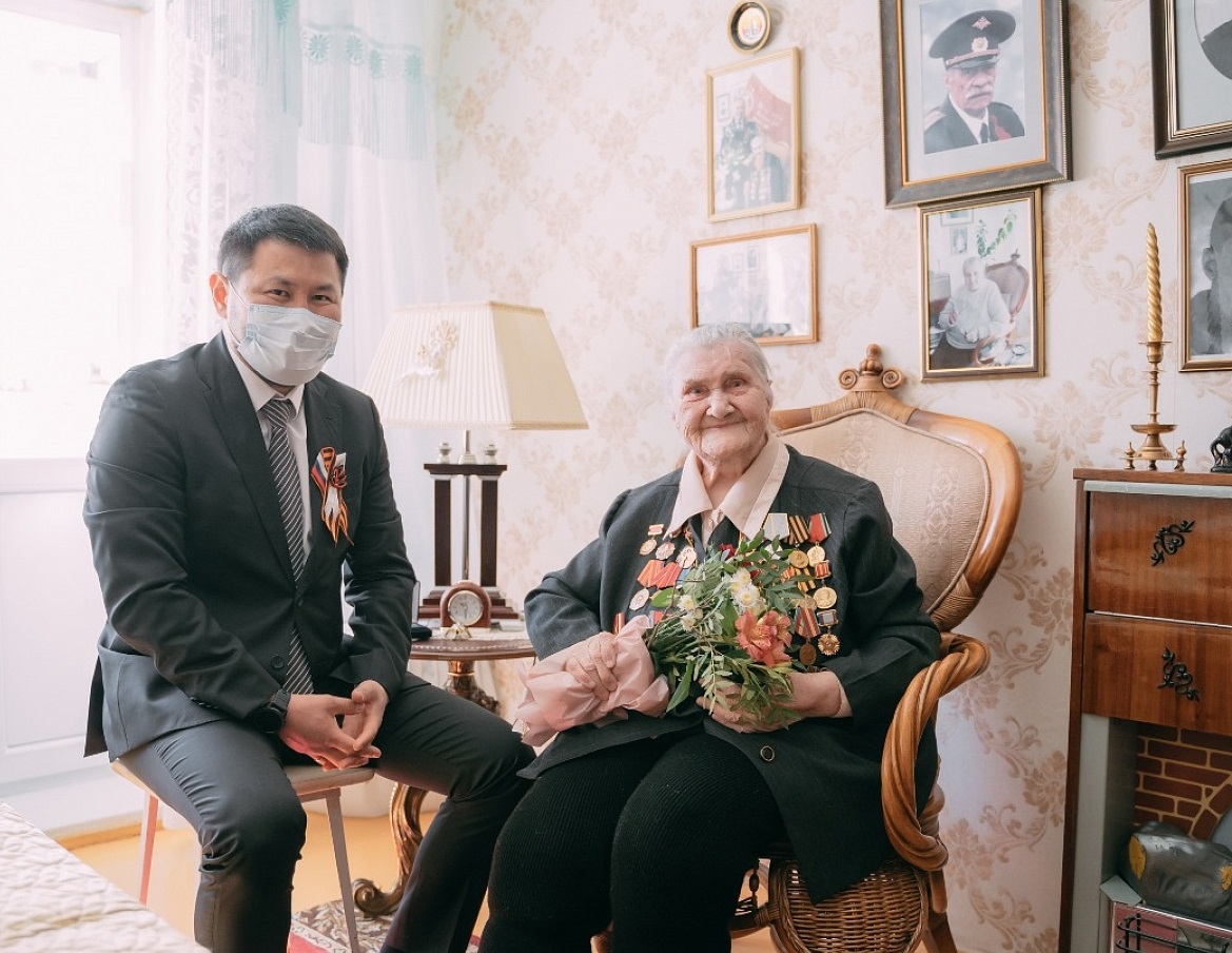 Акцию «Поем двором» провели для ветерана ВОВ Валентины Ефремовой в Якутске