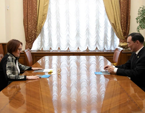Айсен Николаев и Эльвира Набиуллина обсудили вопросы развития финансового сектора Якутии
