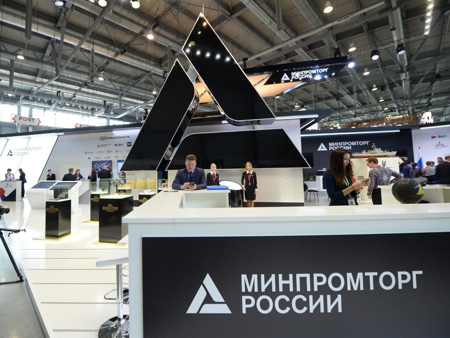 Минпромторг РФ подготовит список предприятий, которые смогут заместить импорт ключевых товаров