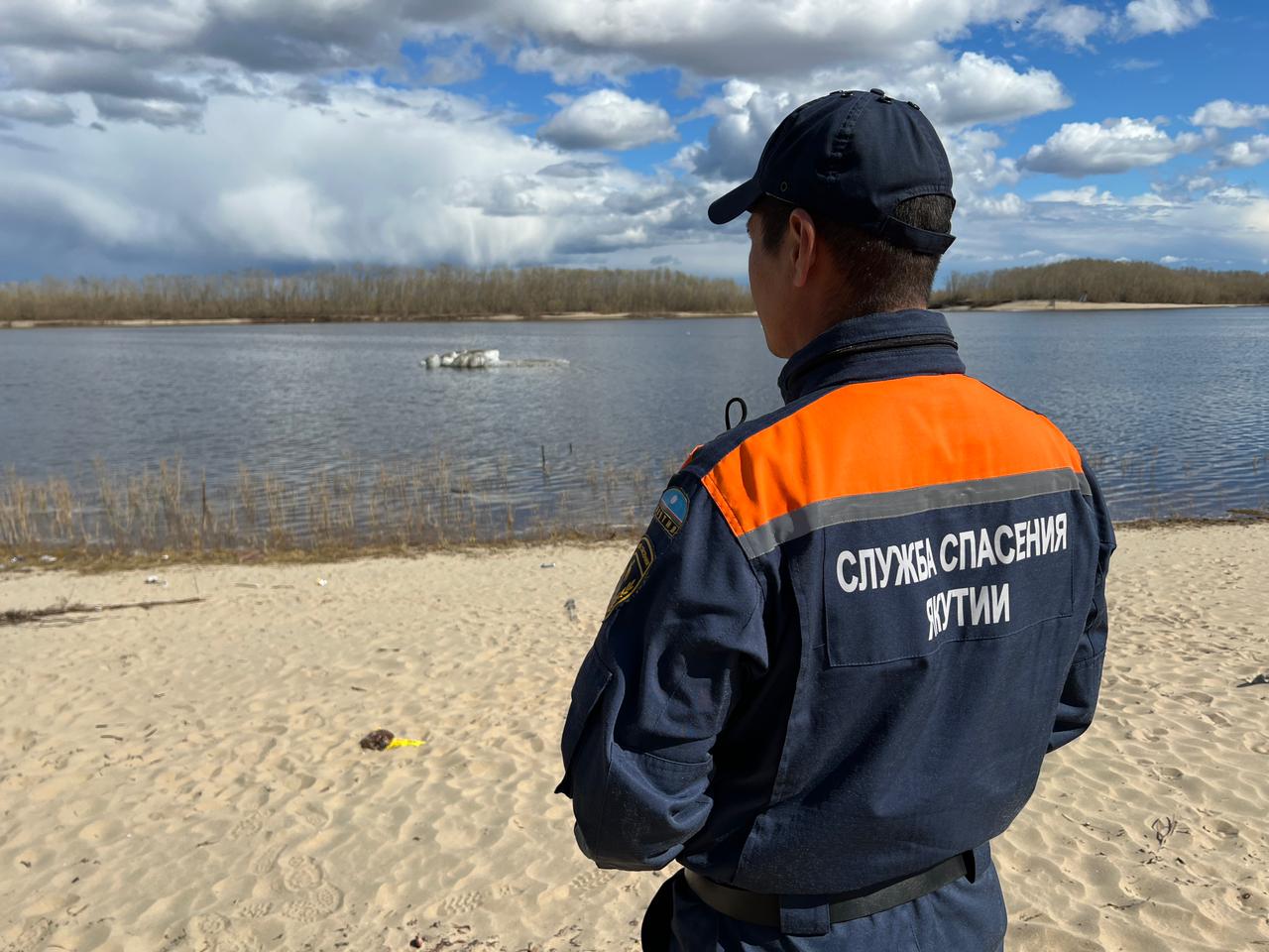 Спасатели дежурят у реки Лены в пригородах Якутска