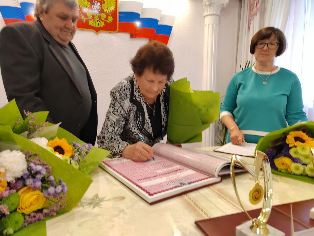 Четыре «золотые» пары Алданского района Якутии наградили знаком «Семейная доблесть»
