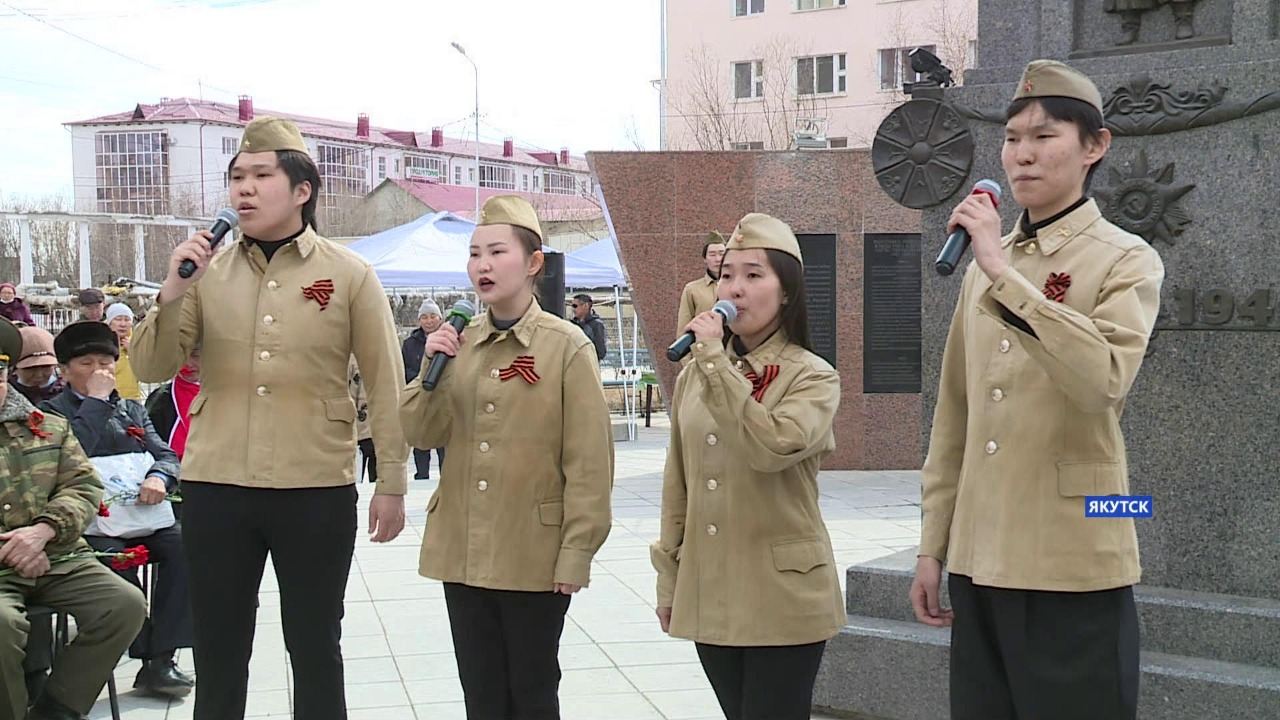 Цветы возложили к мемориалу «Слава победителям» в Якутске