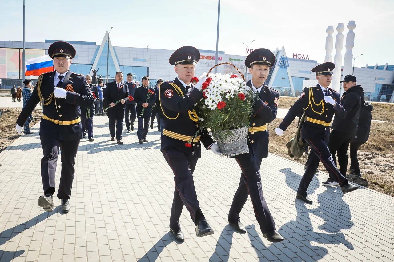 Цветы в честь памяти о воинах-якутянах и тружениках тыла возложили в Парке Победы в Якутске