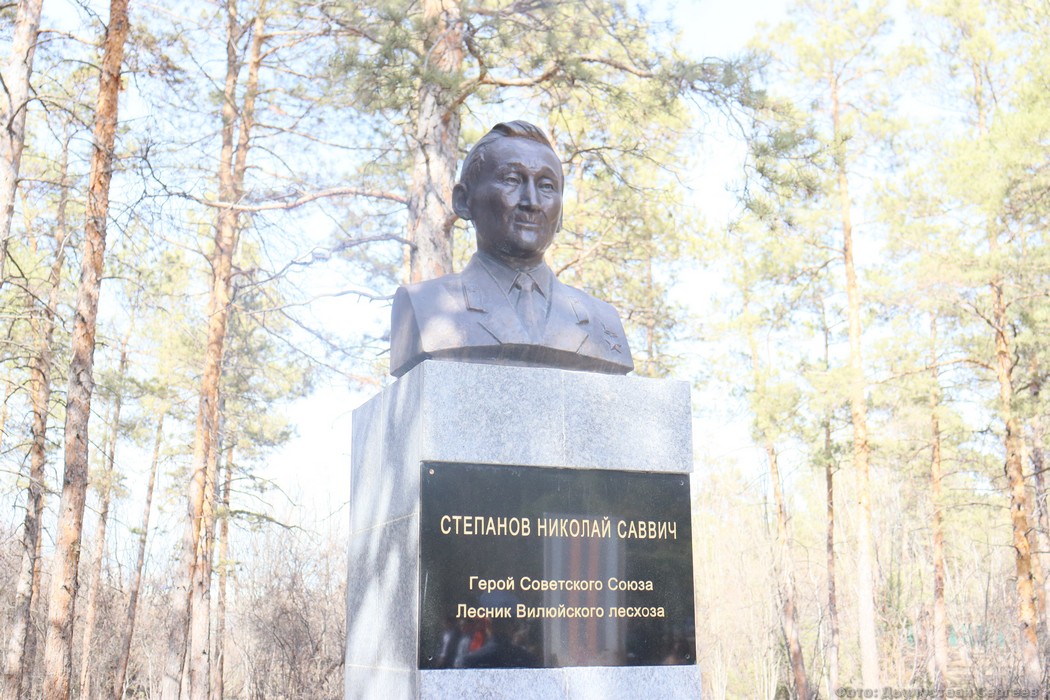 Цветы к памятнику Героя Советского Союза Николая Степанова возложили в Якутске
