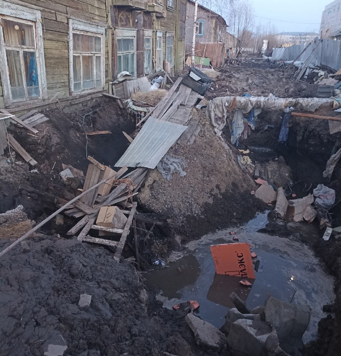 Ремонтные работы на территории аварийного дома по улице Кузьмина начали в Якутске