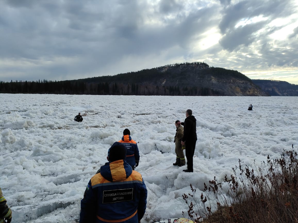 Четверых подростков на льдине унесло течением в Алданском районе Якутии