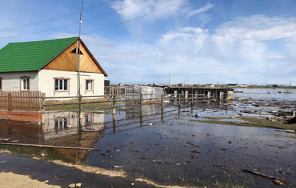 Почти 200 жилых домов остаются в зоне подтопления в Якутии