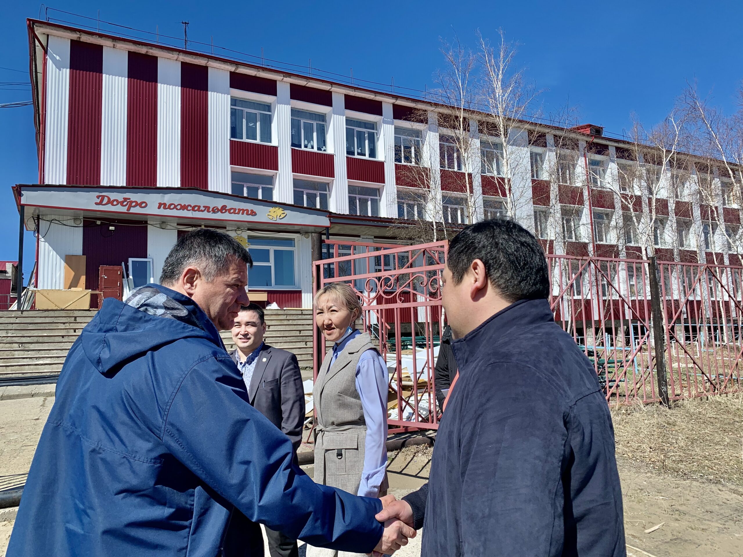 Ход капремонта Сангарской школы проверили в Кобяйском районе Якутии