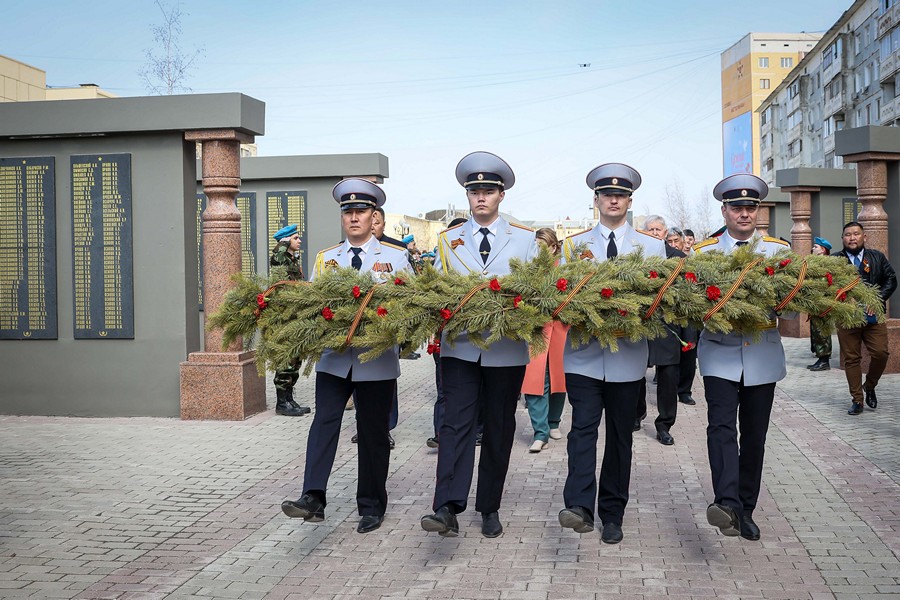 Возложение цветов к памятнику якутскому снайперу и мемориалу «Солдат Туймаады» прошло в Якутске