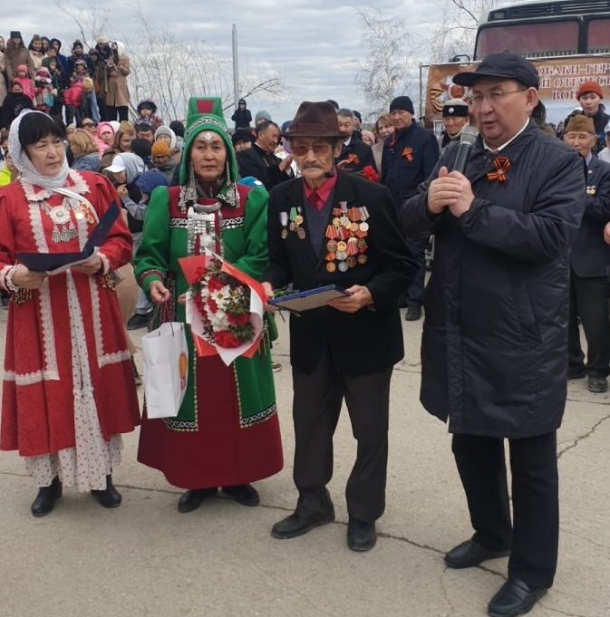 95-летнему запевале осуохай Егору Осипову вручили памятный знак столетия ЯАССР