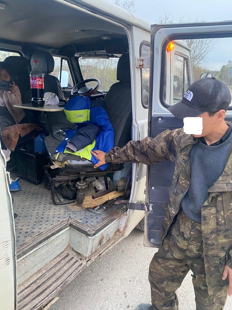 Шестилетний ребенок и мужчина выпали из машины на ходу в якутском Покровске