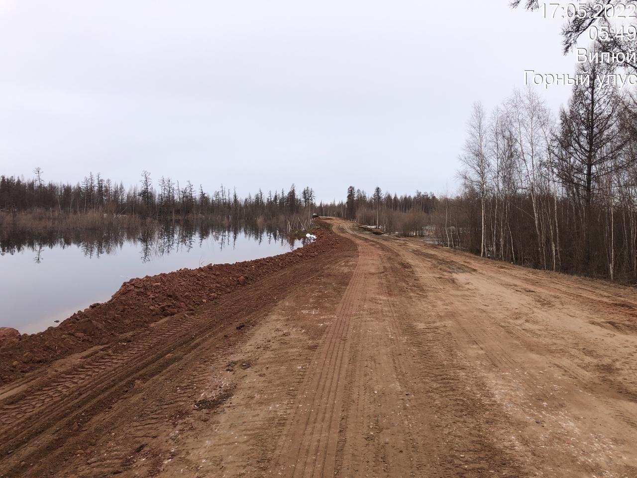Отсыпку произвели на размытой талыми водами автодороге «Вилюй» в Якутии