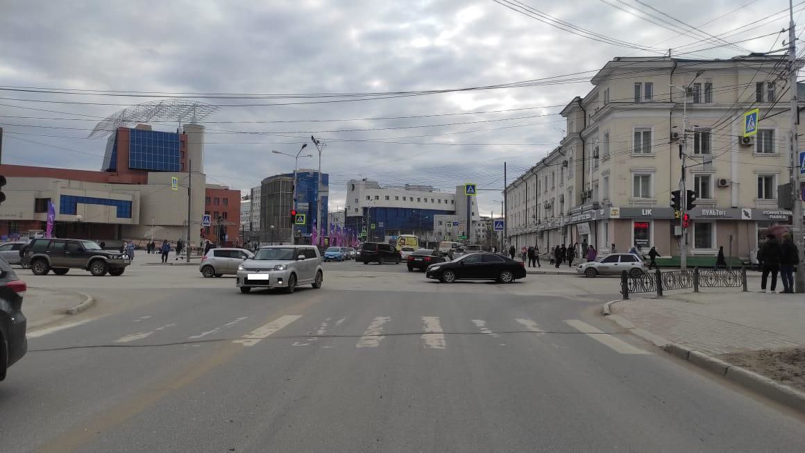 Водитель иномарки в Якутске наехал на 51-летнюю женщину на электросамокате