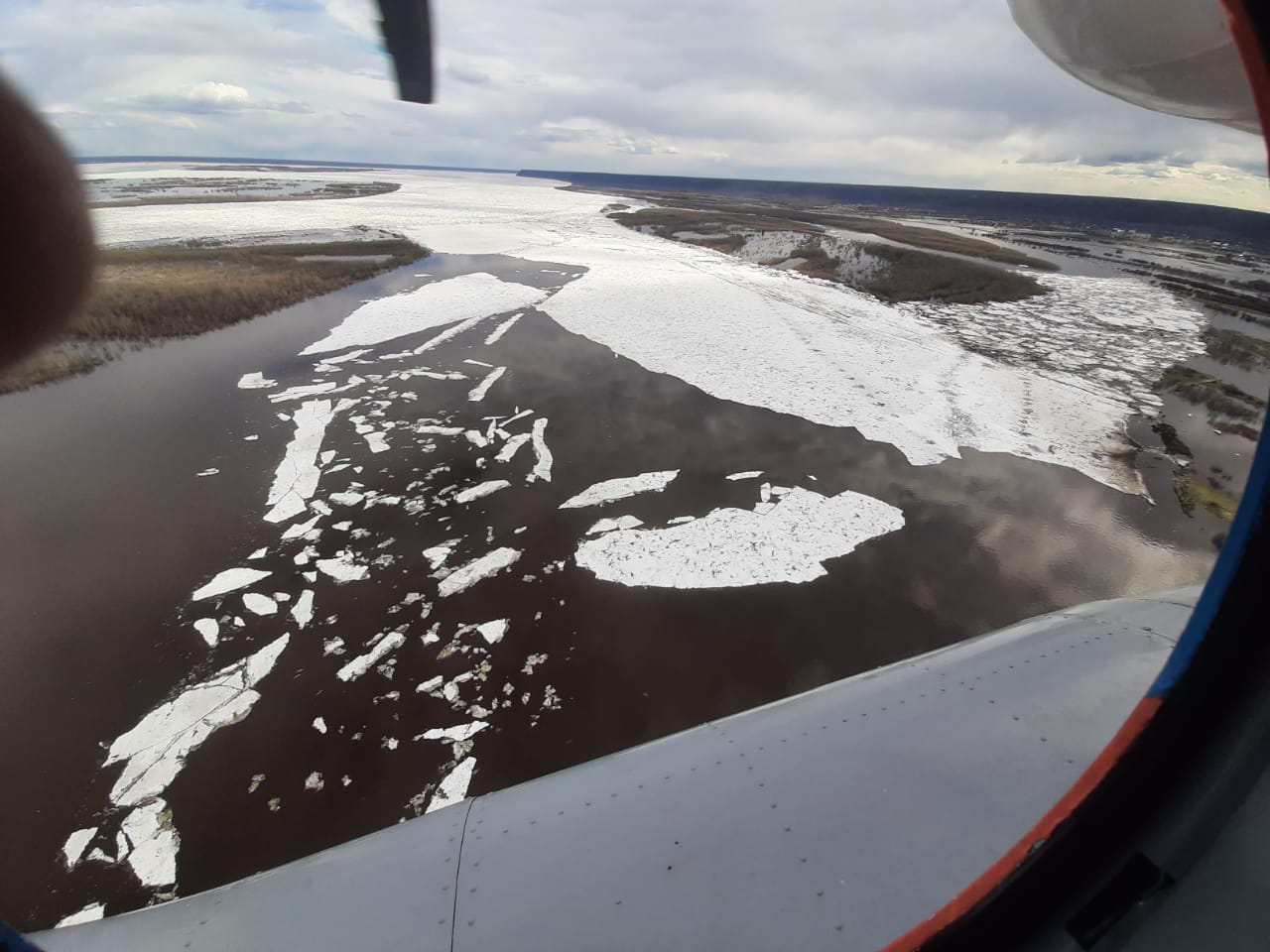 Уровень воды спал в четырех поселениях Якутии после подрыва льда на реке Лене