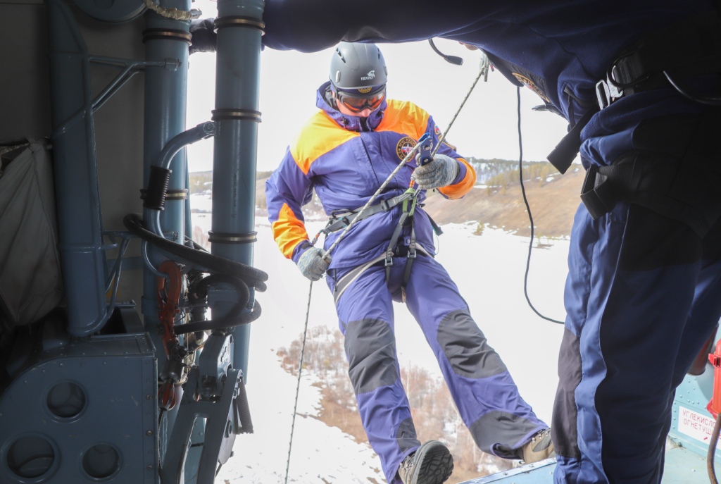 Спасатели и авиаторы МЧС РФ провели тренировку по десантированию из вертолета в пригороде Якутска