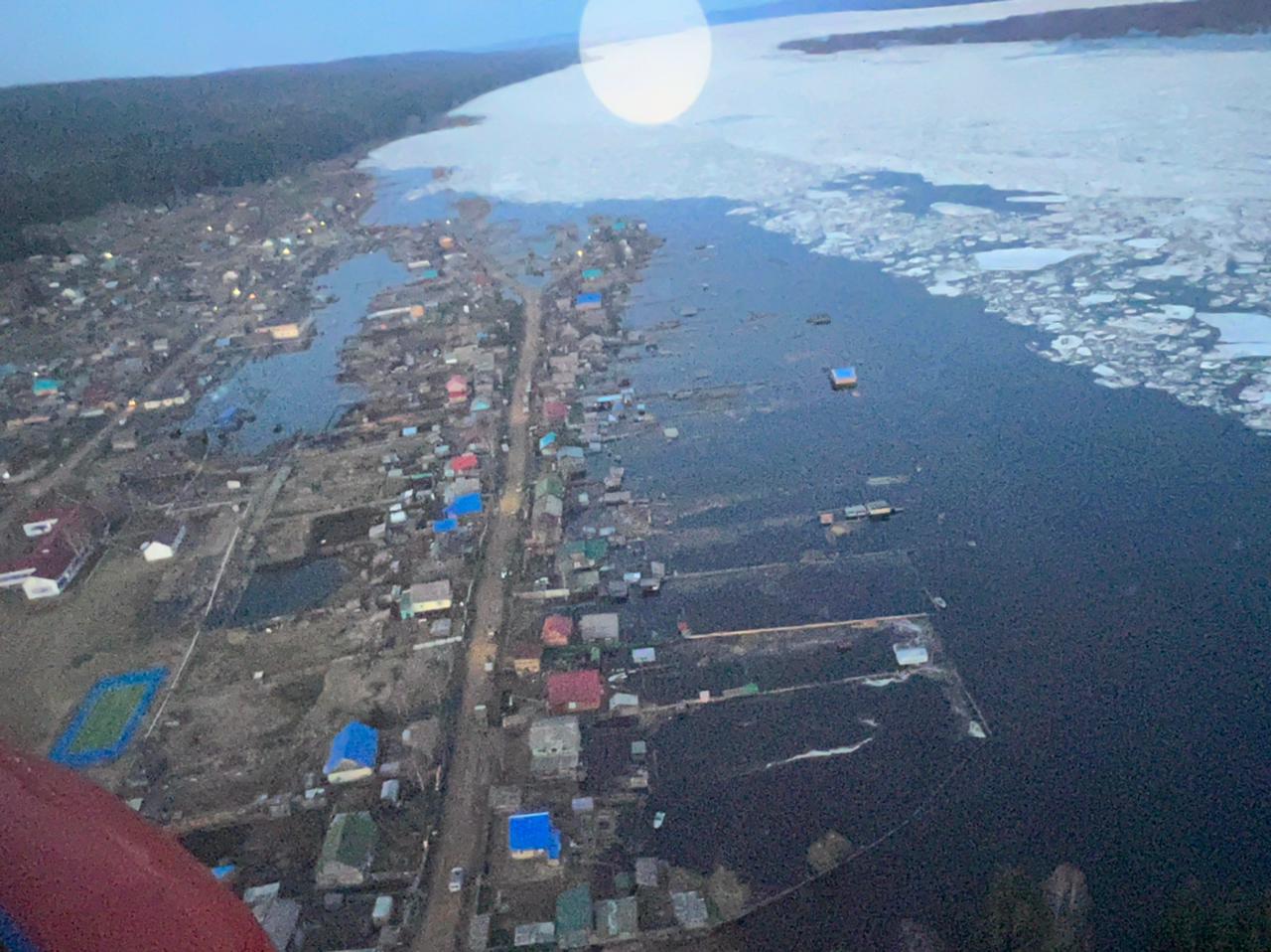 Десять дворовых территорий подтопило в селе Хоринцы в Якутии